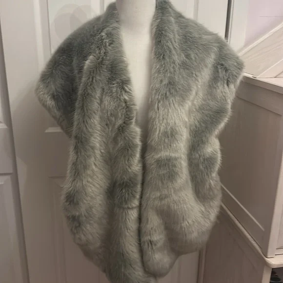 LUXE Beautiful RESTORATION HARDWARE fur scarf - NWOT - Picture 2 of 4